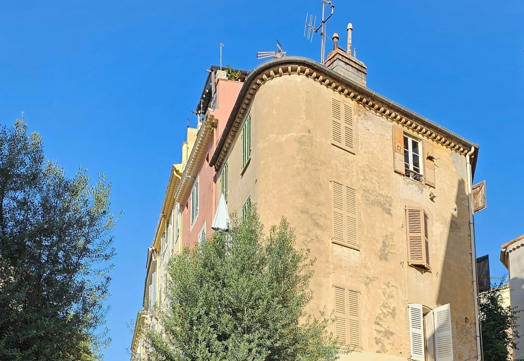 Les fausses fenêtres de la rue des Calvys